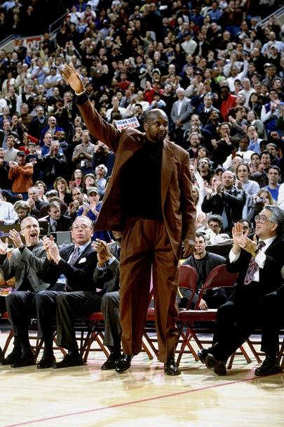 Nel 2001 a Philadelphia saluta i suoi tifosi (Nbae/Getty Images)